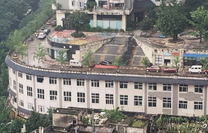 重慶屋頂上是馬路，建筑結(jié)構(gòu)加固能支撐的了嗎