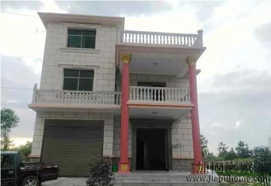 江西包工頭花50萬自建農(nóng)村土樓，外觀丑爆但房屋地基穩(wěn)固。