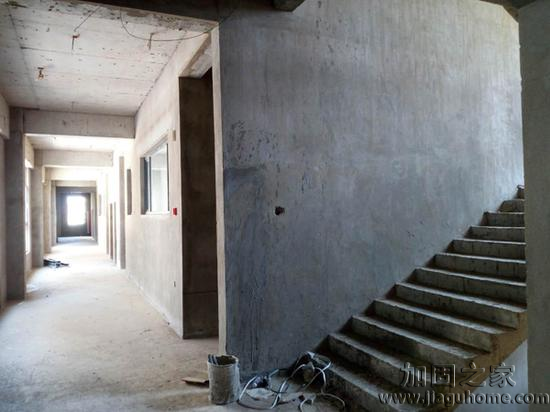鳳凰新城小區(qū)某公辦性質(zhì)的幼兒園建成已四年，目前還未投入使用，外觀美麗里面卻沒有任何裝修