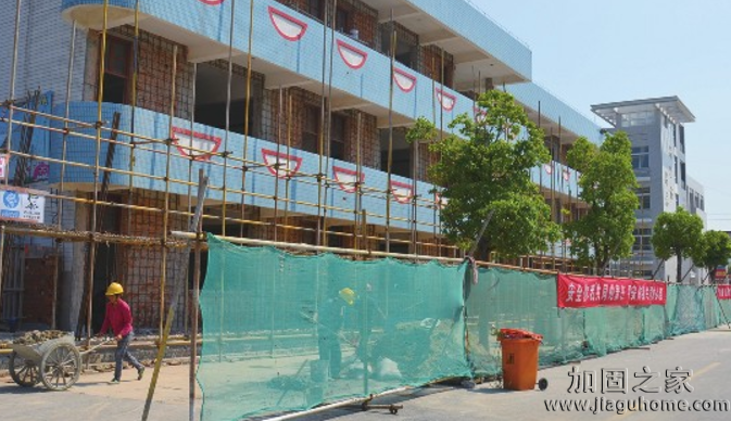 8月，全國多所中小學(xué)校園改造加固工程正火熱進(jìn)行