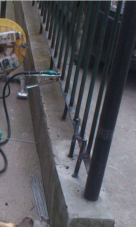 司機(jī)打盹撞上隔離帶，護(hù)欄被小車插穿還能加固嗎？