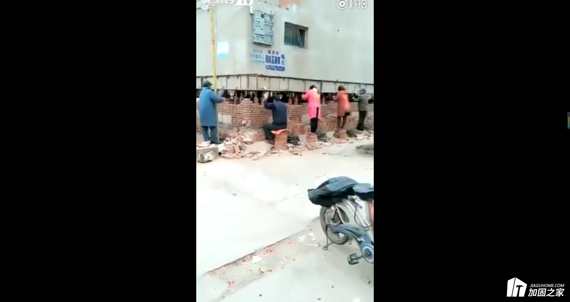 地基加固，樓房頂升，竟然有上百人一起壓千斤頂。