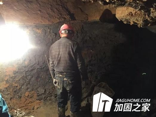 某小區(qū)業(yè)主私挖3米深地下室？房屋結(jié)構(gòu)能行嗎！
