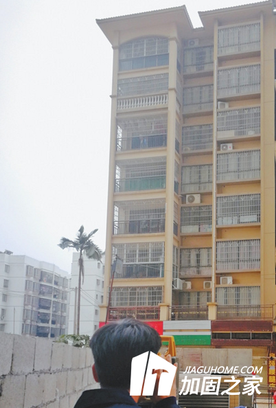 廣西某小區(qū)住宅房屋開裂，業(yè)主連夜撤離！